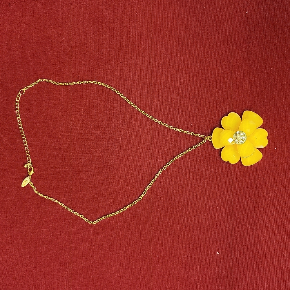 Ladies necklace with Yellow flower
